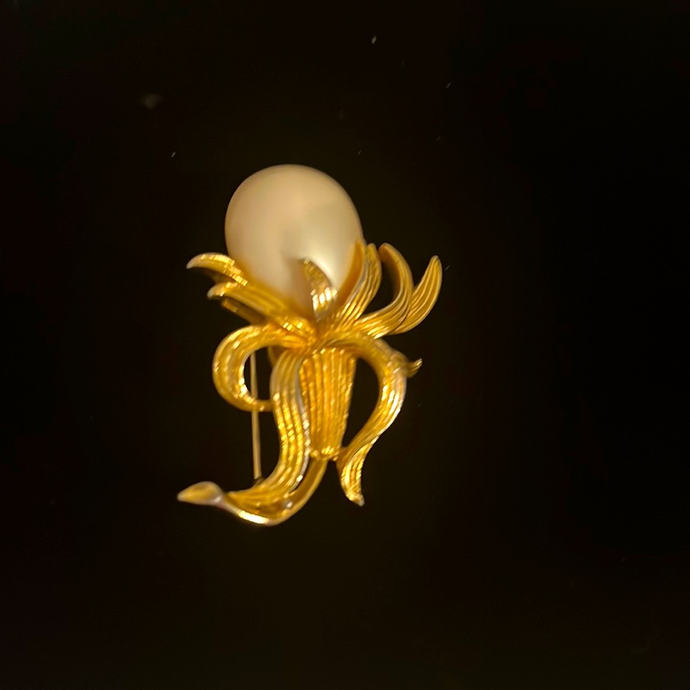 Three-dimensional pearl flower brooch. Western antique jewelry